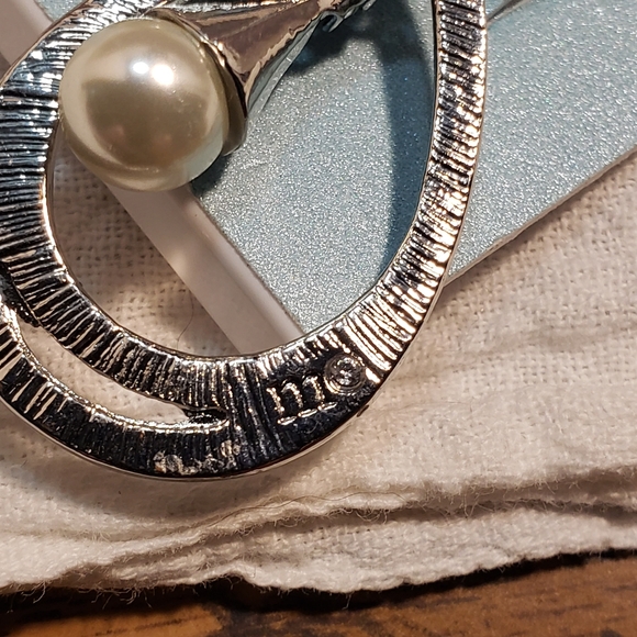 Vintage Monet Bridal Collection Silvertone Cubic Zirconia & Faux Pearl earrings - Picture 5 of 8